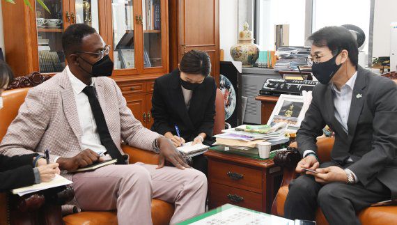 이원욱 국회 과학기술정보방송통신위원회 위원장(오른쪽)이 3일 딘 가필드(Dean Garfield) 넷플릭스 공공정책 부사장을 만나 공정한 미디어 생태계 조성을 위한 상생 협력을 당부하고 있다. 뉴시스