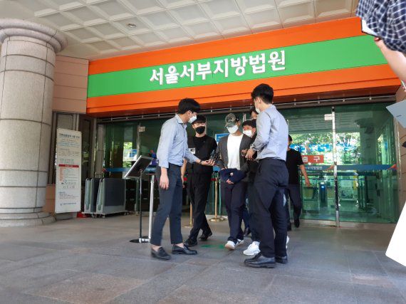 주변 사람들에게 자신과의 연인 관계를 알렸다는 이유로 여자친구를 폭행해 결국 숨지게 한 혐의를 받는 30대 남성이 지난 9월 15일 구속 전 피의자 심문(영장실질심사)을 위해 법원에 출석했다./사진=뉴시스