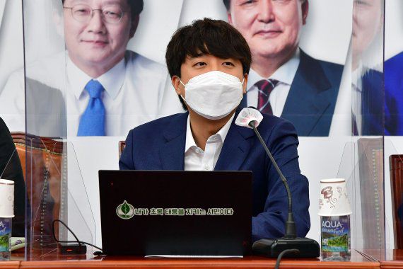 이준석 국민의힘 대표가 4일 국회에서 열린 최고위원회의에서 모두발언을 하고 있다. 2021.11.4/뉴스1 © News1 이동해 기자 /사진=뉴스1                                    31일 오후 서울 여의도 KBS본관 스튜디오에서 열린 국민의힘 제20대 대선 경선후보자 10차 토론회에서 이준석 대표가 후보자들과 기념촬영을 하고 있다. 왼쪽부터 원희룡, 윤석열 후보, 이 대표, 홍준표, 유승민 후보. 2021.10.31/뉴스1 © News1 오대일 기자 /사진=뉴스1