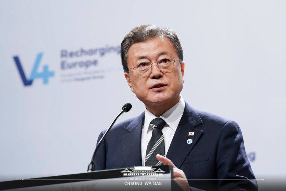 (서울=뉴스1) = 헝가리를 국빈 방문 중인 문재인 대통령이 4일(현지시간) 부다페스트 바르케르트 바자르 기자회견장에서 열린 한-비세그라드 그룹(V4.헝가리·폴란드·체코·슬로바키아) 공동 언론 발표에서 공동번영의 길로 나가자고 밝히고 있다. (청와대 페이스북) 2021.11.4/뉴스1 /사진=뉴스1화상