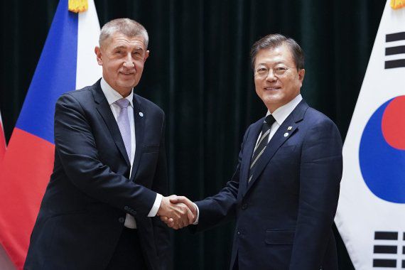 [부다페스트=뉴시스] 김진아 기자 = 헝가리를 국빈 방문 중인 문재인 대통령가 안드레이 바비시 체코 총리가 4일(현지시각) 헝가리 부다페스트 한 호텔에서 한-체코 정상회담을 하기에 앞서 악수하며 기념촬영을 하고 있다. 2021.11.05. bluesoda@newsis.com /사진=뉴시스