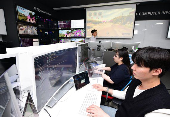 영진전문대는 올해 졸업자가 '코로나19'도 뚫고 삼성·LG·SK·현대 등 대기업 취업자가 300명을 돌파했다. 사진은 AI·빅데이터응용소프트웨어과 학생들이 AI알고리즘을 적용한 SW실습을 하고 있다. 사진=영진전문대 제공