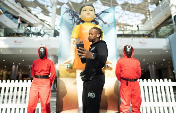 영국 런던 웨스트필드 쇼핑몰의 오징어게임 술래인형. 사진=뉴시스