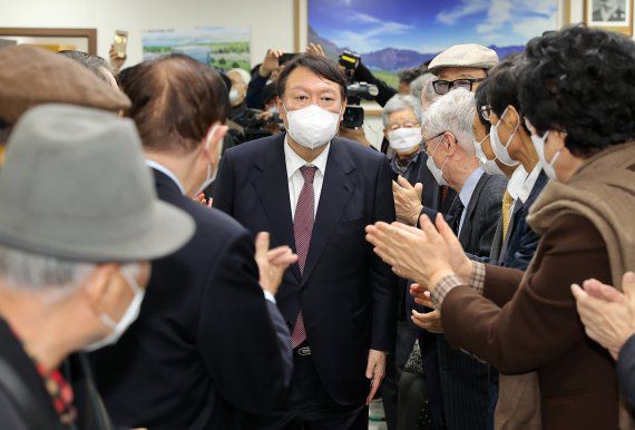 윤석열 국민의힘 대선 후보가 8일 서울 여의도 국회에서 전직 국회의원 모임인 헌정회를 예방해 인사하고 있다. 2021.11.8/뉴스1 © News1 오대일 기자 /사진=뉴스1
