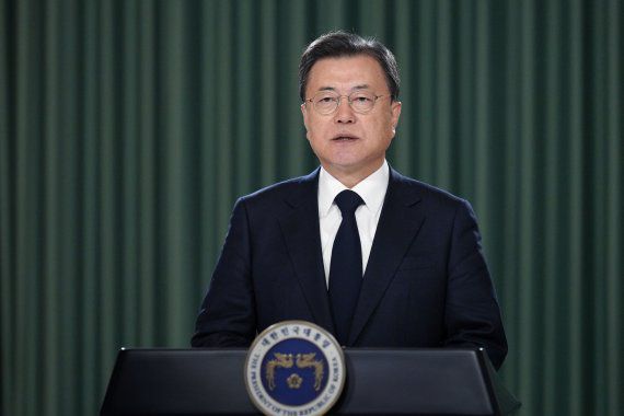 [서울=뉴시스] 문재인 대통령이 11일 개최된 아시아태평양경제협력체 최고경영자 회의 2021(APEC CEO Summit 2021) ‘에너지의 미래’ 세션의 기조연설을 영상을 통해 전하고 있다. (사진=청와대 제공) 2021.11.11. photo@newsis.com /사진=뉴시스