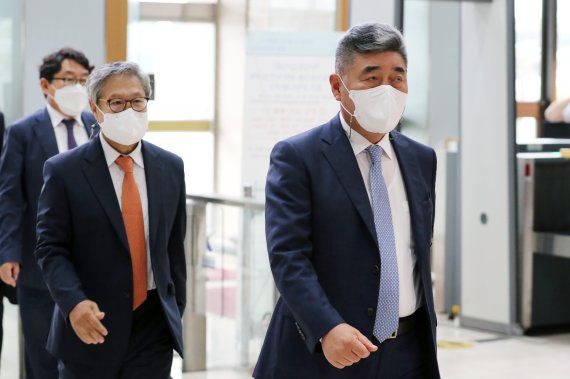 형남순 성정 회장(오른쪽)과 정재섭 이스타항공 공동관리인. 2021.6.24/뉴스1 © News1 황기선 기자 /사진=뉴스1