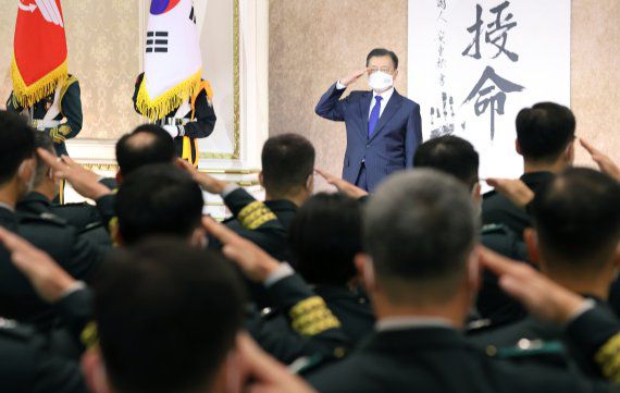 [서울=뉴시스] 전진환 기자 = 16일 청와대 영빈관에서 열린 육해공군 준장 진급자 삼정검 수여식에서 삼정검을 받는 진급자들이 문재인 대통령에게 경례하고 있다. 삼정검의 '삼정'은 육·해·공군이 일치하여 호국·통일·번영의 3가지 정신 달성을 의미한다.이날 문 대통령은 76명에게 삼정검을 수여했다. 2021.11.16. amin2@newsis.com <저작권자ⓒ 공감언론 뉴시스통신사. 무단전재-재배포 금지.> /사진=뉴시스화상