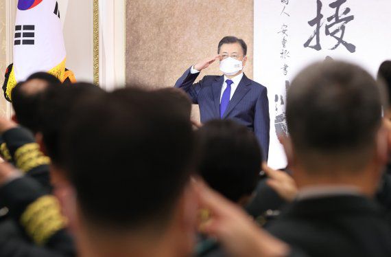 [서울=뉴시스] 전진환 기자 = 문재인 대통령이 16일 청와대 영빈관에서 열린 육해공군 준장 진급자 삼정검 수여식에서 진급자들의 거수경례에 답하고 있다. 삼정검의 '삼정'은 육·해·공군이 일치하여 호국·통일·번영의 3가지 정신 달성을 의미한다.이날 문 대통령은 76명에게 삼정검을 수여했다. 2021.11.16. amin2@newsis.com <저작권자ⓒ 공감언론 뉴시스통신사. 무단전재-재배포 금지.> /사진=뉴시스화상