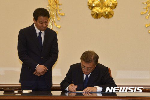 문재인 대통령과 임종석 전 비서실장.