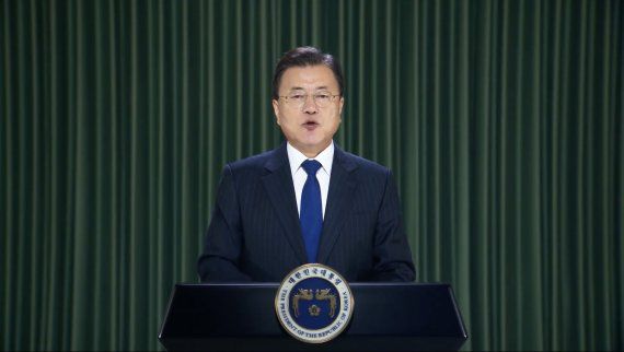 [서울=뉴시스]문재인 대통령이 17일 서울 동대문디지털프라자(DDP)에서 열린 글로벌 스타트업 행사 '컴업 2021' 개막식에서 영상 축사를 하고 있는 모습. (사진=청와대 제공) 2021.11.17. photo@newsis.com *재판매 금지 *재판매 및 DB 금지 /사진=뉴시스