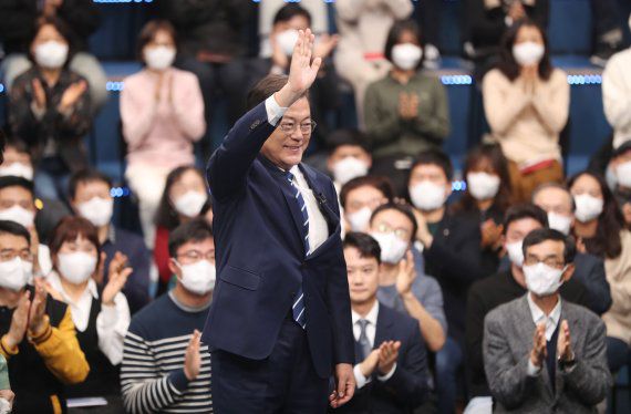 [서울=뉴시스] 전진환 기자 = 문재인 대통령이 21일 오후 2021 국민과의 대화 '일상으로' 가 열린 서울 여의도 KBS 공개홀에 입장해 참석자들에게 손을 들어 인사하고 있다. 2021.11.21. amin2@newsis.com <저작권자ⓒ 공감언론 뉴시스통신사. 무단전재-재배포 금지.> /사진=뉴시스화상