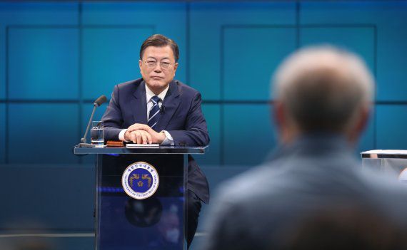 [서울=뉴시스] 전진환 기자 = 문재인 대통령이 21일 오후 서울 여의도 KBS에서 열린 2021 국민과의 대화 '일상으로'에 참석해 국민패널들의 질문을 듣고 있다. 2021.11.21. amin2@newsis.com <저작권자ⓒ 공감언론 뉴시스통신사. 무단전재-재배포 금지.> /사진=뉴시스화상