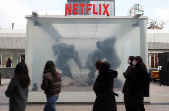 23일 오후 서울 강남구 코엑스에 마련된 넷플릭스 오리지널 '지옥' 체험존 앞으로 시민들이 지나고 있다. 지난 19일 공개되며 넷플릭스 인기순위 1위에 오른 '지옥'은 예고없이 등장한 지옥의 사자들에게 사람들이 지옥행 선고를 받는 초자연적인 현상이 발생하면서 벌어지는 이야기를 그린 작품이다. /사진=뉴스1