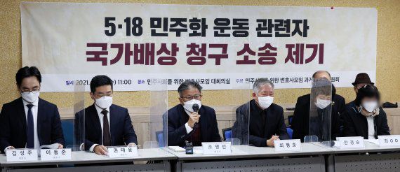 24일 오전 서울 서초구 민주사회를 위한 변호사모임(민변) 대회의실에서 열린 5·18 민주화 운동 관련자 국가배상 청구 소송 제기 기자회견에서 조영선 변호사가 발언하고 있다. /사진=뉴시스