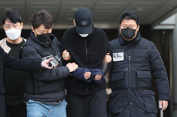 데이트 폭력과 스토킹 피해로 경찰의 신변 보호를 받던 전 여자친구를 살해한 혐의를 받는 A씨. 뉴스1