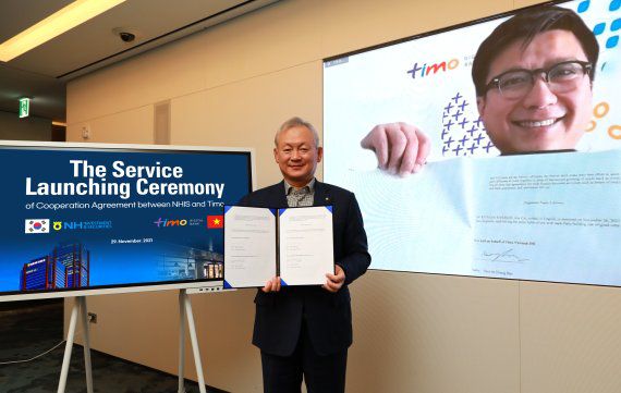 정영채 NH투자증권 사장이 29일 온라인상으로 응 유엔 바오 황 티모 대표와 업무협약을 체결하고 기념촬영을 하고 있다. NH투자증권 제공