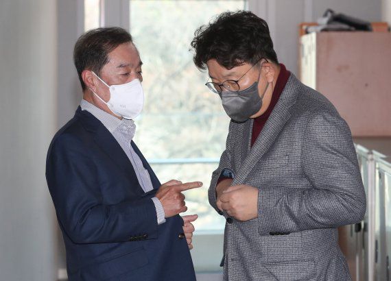 김병준 국민의힘 상임선대위원장이 지난 28일 서울 여의도 국회 소통관에서 열린 기자회견에 앞서 권성동 사무총장과 대화하고 있다. 뉴스1 제공