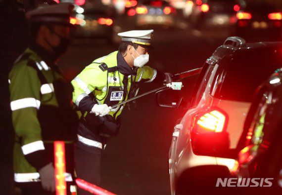 경찰관이 '비접촉식 감지기'로 음주단속을 하고 있다. 사진=뉴시스
