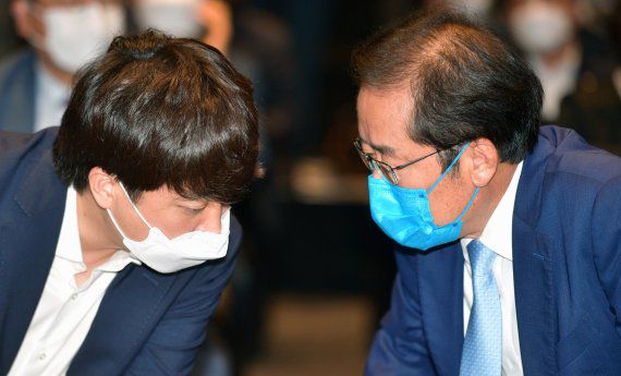 이준석 국민의힘 대표(왼쪽)와 홍준표 대선경선 후보. 사진=뉴스1