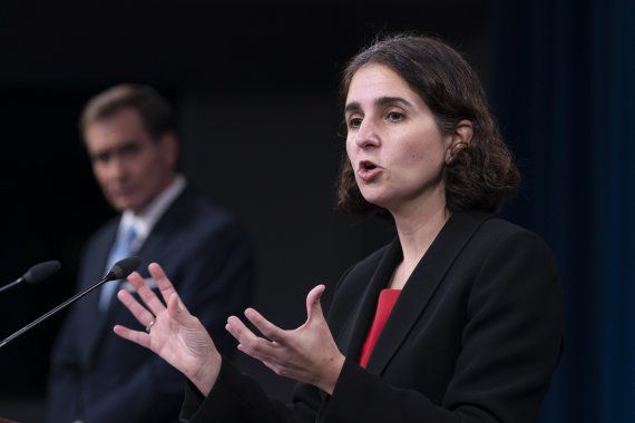 마라 칼린 미국 국방부 정책부차관(오른쪽)과 존 커비 미 국방부 대변인이 29일(현지시간) 미 워싱턴DC에서 언론 브리핑을 하고 있다.AP뉴시스