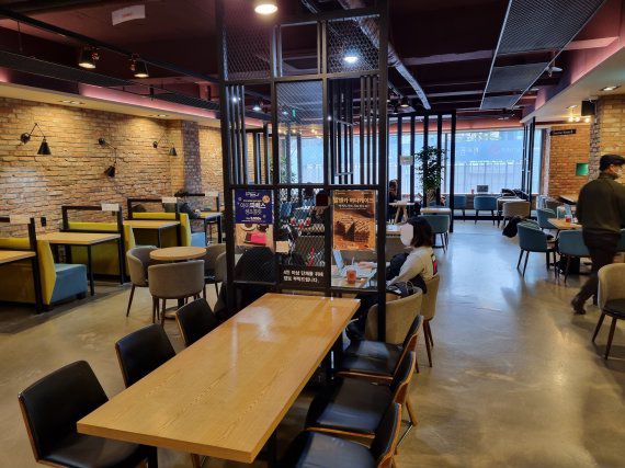 11월 30일 점심시간 무렵 서울 서초구 강남역 인근의 한 카페가 한산한 모습이다. 사진=김해솔 기자