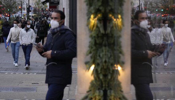 지난달 30일(현지시간) 영국 런던의 리젠트 거리에서 행인들이 마스크를 쓴 채 지나가고 있다.AP뉴시스