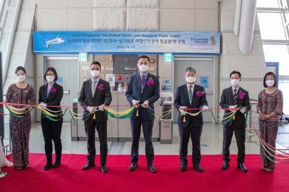 지난 16일 인천공항 제1여객터미널에서 열린 싱가포르항공의 한-싱가포르 래블버블 노선 첫 출발행사에서 전형욱 인천공항공사 운영본부장과 에릭 테오 주한 싱가포르 대사 등 참석자들이 테이프 커팅을 하고 있다. 트래블버블 시행에 따라 이날 출국한 승객 311명은 싱가포르에서 무격리 입국절차를 밟게 된다. 한편, 인천공항에서는 싱가포르항공(주6회)을 포함한 4개 항공사가 주 15회 인천-싱가포르 노선을 운영하고 있다.뉴스1