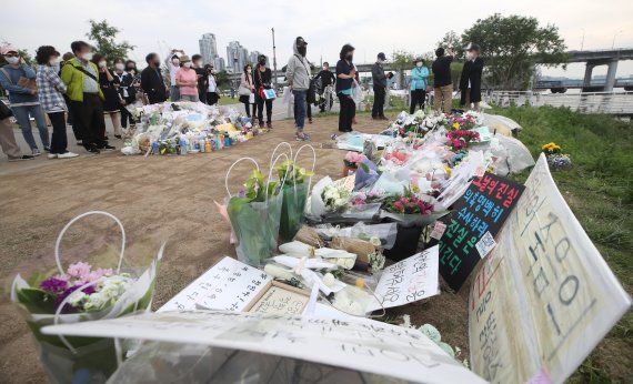 지난 5월23일 오후 서울 반포한강공원 택시승강장 인근에 마련된 고(故) 손모씨 추모공간에서 시민들이 고인을 애도하고 있다. /사진=뉴시스