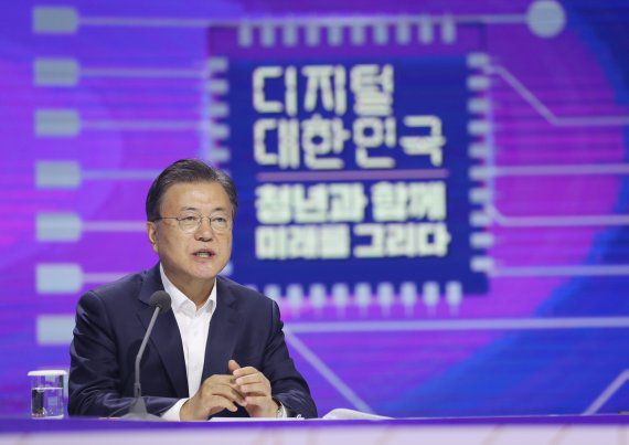 [서울=뉴시스] 전진환 기자 = 문재인 대통령이 2일 서울 상암DMC누리꿈스퀘어에서 열린 디지털 대한민국 '청년과 함께 미래를 그리다' 행사에 참석해 인사말을 하고 있다. 2021.12.02. amin2@newsis.com <저작권자ⓒ 공감언론 뉴시스통신사. 무단전재-재배포 금지.> /사진=뉴시스화상