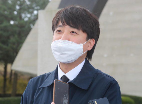 지난 2일 오후 당무를 중단하고 잠행 중인 국민의힘 이준석 대표가 제주시 봉개동 제주4·3평화공원 참배를 마친 후 취재진 질문에 답변하고 있다. 뉴스1 제공