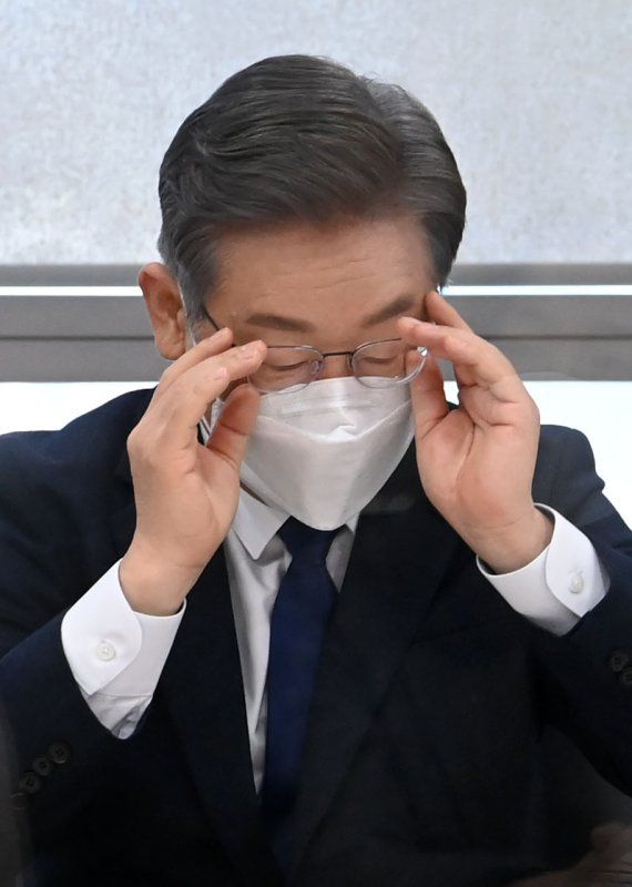 [서울=뉴시스] 국회사진기자단 = 이재명 더불어민주당 대선후보가 3일 오전 서울 서초구 삼성경제연구소에서 열린 간담회에 참석해 자리하고 있다. 2021.12.03. photo@newsis.com /사진=뉴시스