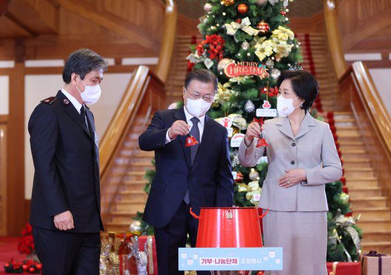 [서울=뉴시스] 김진아 기자 = 문재인 대통령과 김정숙 여사가 3일 오전 청와대에서 열린 '2021 기부·나눔단체 초청행사'에 참석, 구세군 모금함에 성금을 기부한 뒤 전달받은 구세군 종을 흔들고 있다. 2021.12.03. bluesoda@newsis.com <저작권자ⓒ 공감언론 뉴시스통신사. 무단전재-재배포 금지.> /사진=뉴시스화상