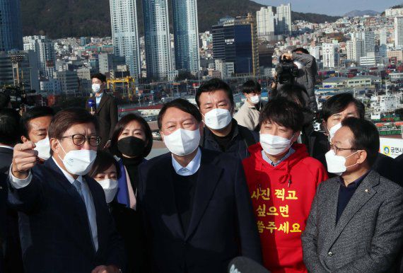 국민의힘 윤석열 대선 후보와 이준석 당 대표가 4일 부산 동구 부산항국제여객터미널 내 북항재개발 홍보관을 방문, 박형준 부산시장 등과 함께 북항재개발 지역을 둘러보고 있다. /사진=뉴시스