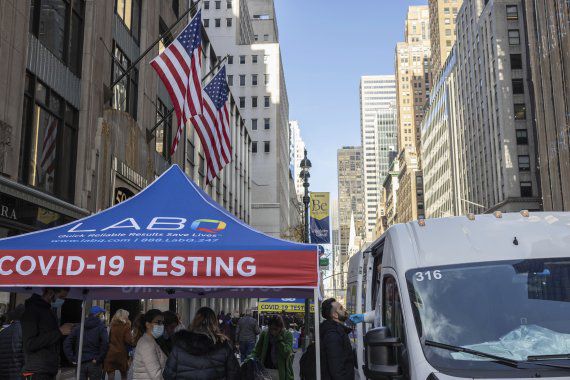지난 3일(현지시간) 미국 뉴욕주 뉴욕시 브라이언트 공원에 마련된 임시 코로나 진단소에서 한 시민들이 검사를 받고 있다.AP뉴시스