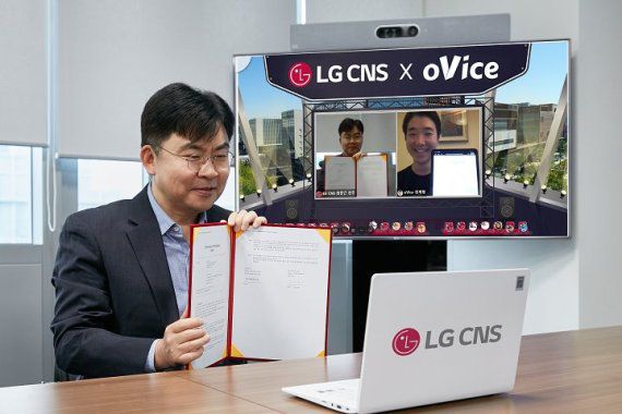 LG CNS DT사업부장 최문근 전무(왼쪽)가 메타버스 공간에서 오비스 정세형 대표와 업무협약을 체결하고 기념촬영을 하고 있다. LG CNS 제공