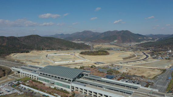 경주 최대 신도시 개발사업인 KTX신경주역세권 일대에 아파트 부지 공사가 한창 진행중이다.