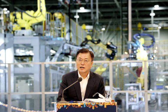 [광주=뉴시스]추상철 기자 = 문재인 대통령이 29일 광주광역시 광산구 광주글로벌모터스 공장에서 열린 준공 기념행사에서 참석자들과 대화후 마무리 발언을 하고 있다. 2021.04.29. scchoo@newsis.com /사진=뉴시스