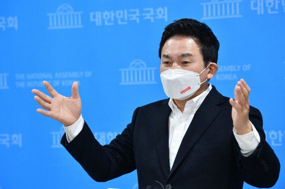 [서울=뉴시스] 최동준 기자 = 원희룡 국민의힘 중앙선대위 정책총괄본부장이 8일 서울 여의도 국회 소통관에서 코로나 대응 의료체계 등 관련 기자회견을 마치고 취재진 질문에 답변하고 있다. (공동취재사진) 2021.12.08. photo@newsis.com <저작권자ⓒ 공감언론 뉴시스통신사. 무단전재-재배포 금지.> /사진=뉴시스화상                                    (서울=뉴스1) 국회사진취재단 = 이재명 더불어민주당 대선 후보가 8일 오전 서울 금천구 가산디지털 SKV1 아쿠아픽 센터에서 중소.벤처기업 정책공약 발표를 하고 있다. 2021.12.8/뉴스1 /사진=뉴스1화상