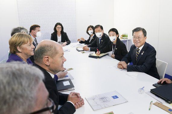 (서울=뉴스1) = 문재인 대통령이 31일(현지시간) 이탈리아 로마 누볼라 컨벤션센터 양자회담장에서 앙겔라 메르켈 독일 총리와 정상회담을 하고 있다.(청와대 제공)2021.11.1/뉴스1 /사진=뉴스1화상