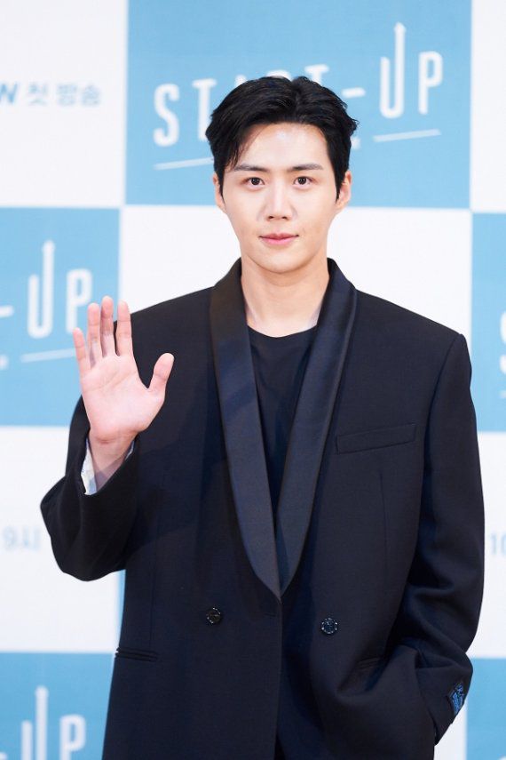 김선호/사진제공=tvN © 뉴스1 /사진=뉴스1                                    넷플릭스 시리즈 '오징어게임' 포스터 (넷플릭스 제공) © 뉴스1 /사진=뉴스1