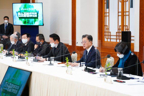 (서울=뉴스1) 유승관 기자 = 문재인 대통령이 탄소중립선언 1주년인 10일 오후 청와대 충무실에서 열린 탄소중립 선도기업 초청 전략 보고회에서 모두발언을 하고 있다. (청와대 제공) 2021.12.10/뉴스1 /사진=뉴스1화상