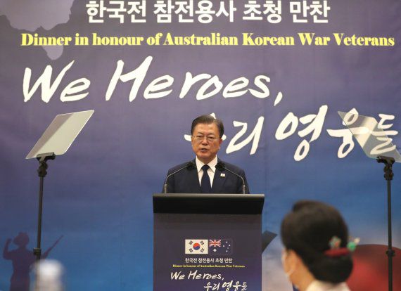 [캔버라=뉴시스] 전진환 기자 = 호주를 국빈 방문중인 문재인 대통령이 13일 호주 캔버라의 한 호텔에서 열린 한국전 참전용사 및 유가족 초청 만찬에 참석해 만찬사를 하고 있다. 2021.12.13. amin2@newsis.com /사진=뉴시스