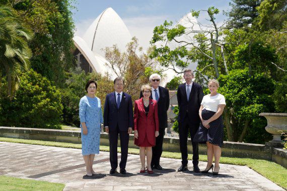 [시드니=뉴시스] 전진환 기자 = 호주를 국빈 방문중인 문재인 대통령과 김정숙 여사가 14일 호주 시드니의 주 총독 관저에서 마가렛 비즐리 뉴사우스웨일스 주 총독, 도미닉 페로테 주총리 등과 산책 뒤 기념촬영을 하고 있다. 2021.12.14. amin2@newsis.com <저작권자ⓒ 공감언론 뉴시스통신사. 무단전재-재배포 금지.> /사진=뉴시스화상