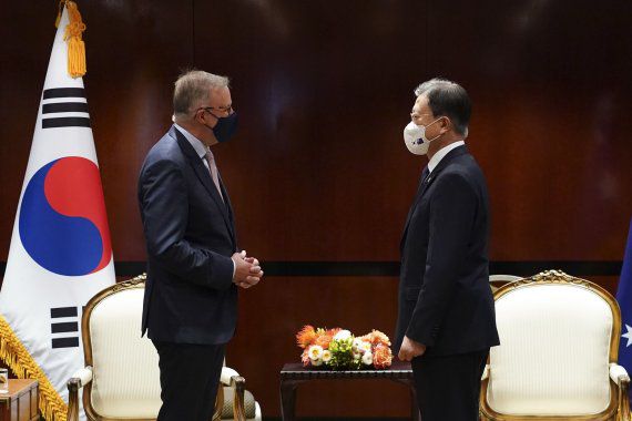 [시드니=뉴시스] 전진환 기자 = 호주를 국빈 방문중인 문재인 대통령이 14일 호주 시드니의 한 호텔에서 앤소니 알바니즈 노동당 대표를 접견, 인사하고 있다. 2021.12.14. amin2@newsis.com <저작권자ⓒ 공감언론 뉴시스통신사. 무단전재-재배포 금지.> /사진=뉴시스화상