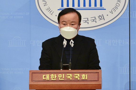 김재원 국민의힘 클린선거전략본부장이 5일 서울 여의도 국회에서 도이치모터스 관련 공정한 수사를 촉구하는 기자회견을 하고 있다. 사진=뉴시스화상