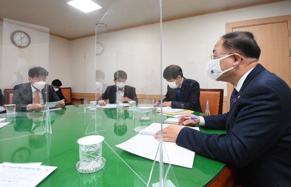 홍남기 부총리가 '2021년 11월 고용동향'을 주요내용으로 관계장관회의(녹실회의)를 주재하고 있다.