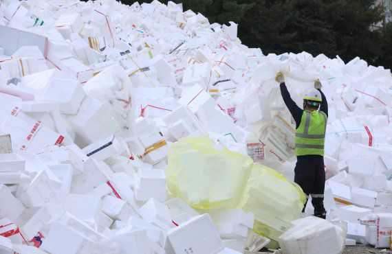 추석 연휴가 끝난 23일 오전 경기도 수원시 영통구 수원시자원순환센터에 추석 연휴동안 수거된 스티로폼 상자들이 쌓여있다. / 사진=뉴스1