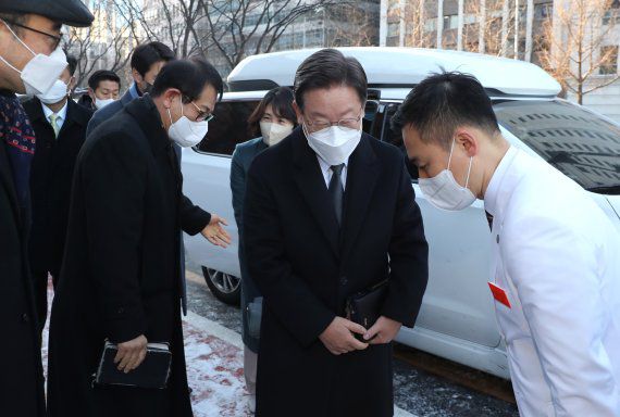 이재명 더불어민주당 대선 후보가 19일 오전 부인 김혜경씨와 함께 서울 여의도 순복음교회에서 열린 예배에 참석하며 교회 관계자들과 인사하고 있다. 2021.12.19/뉴스1 © News1 오대일 기자 /사진=뉴스1