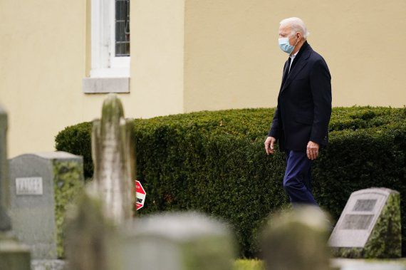 조 바이든 미국 대통령이 18일(현지시간) 델라웨어주 윌밍턴에서 1972년 사망한 첫 부인과 딸의 무덤을 참배한 뒤 묘비를 떠나고 있다.AP뉴시스
