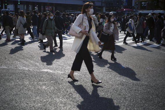 일본 도쿄의 시부야 쇼핑가에서 마스크를 쓴 시민들이 교차로를 건너고 있다. 뉴시스 제공